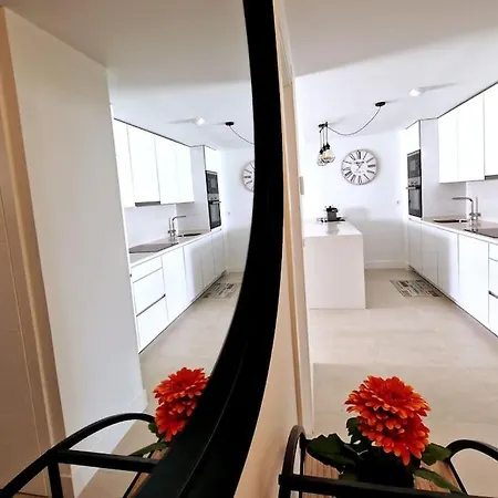 Sunny & New - 3bd 2bt With Views